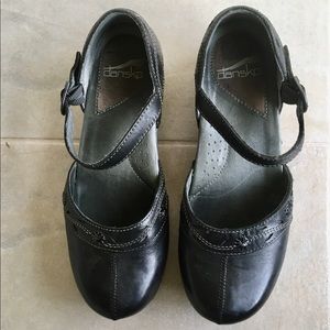 Dansko Shoes - Dansko embroidered mary janes (EU 38/ US 7.5) Dansko Shoes - Dansko embroidered mary janes (EU 38/ US 7.5)